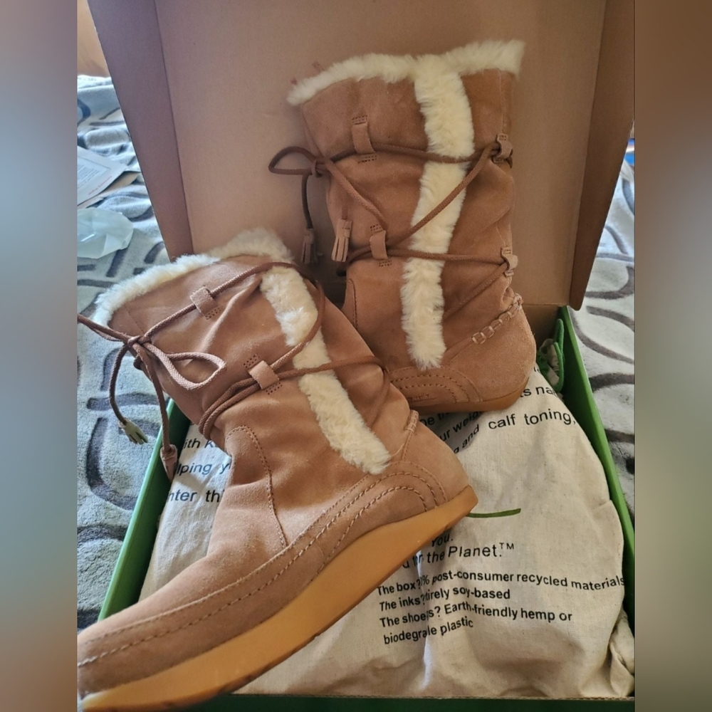 Earth Mirage 2 Deer Suade boots. Size 7. Like new. See pictures for more detais.